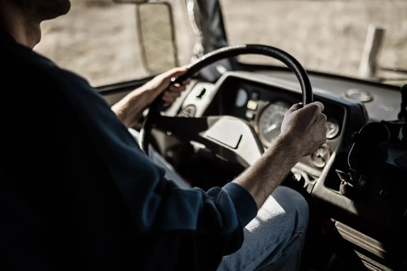 Pengemudi di balik kemudi truk
