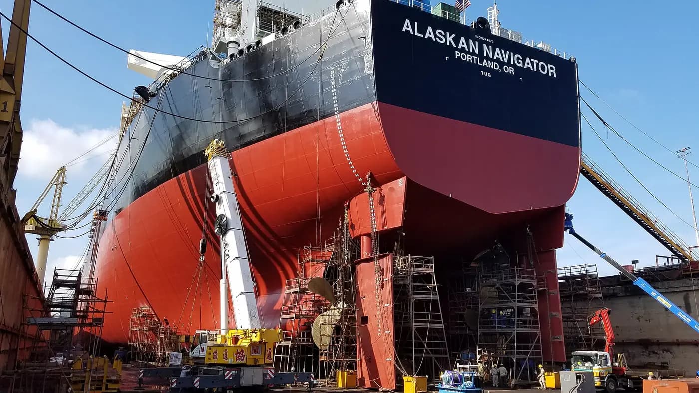 Kapal tanker di atas dok untuk perawatan lambung