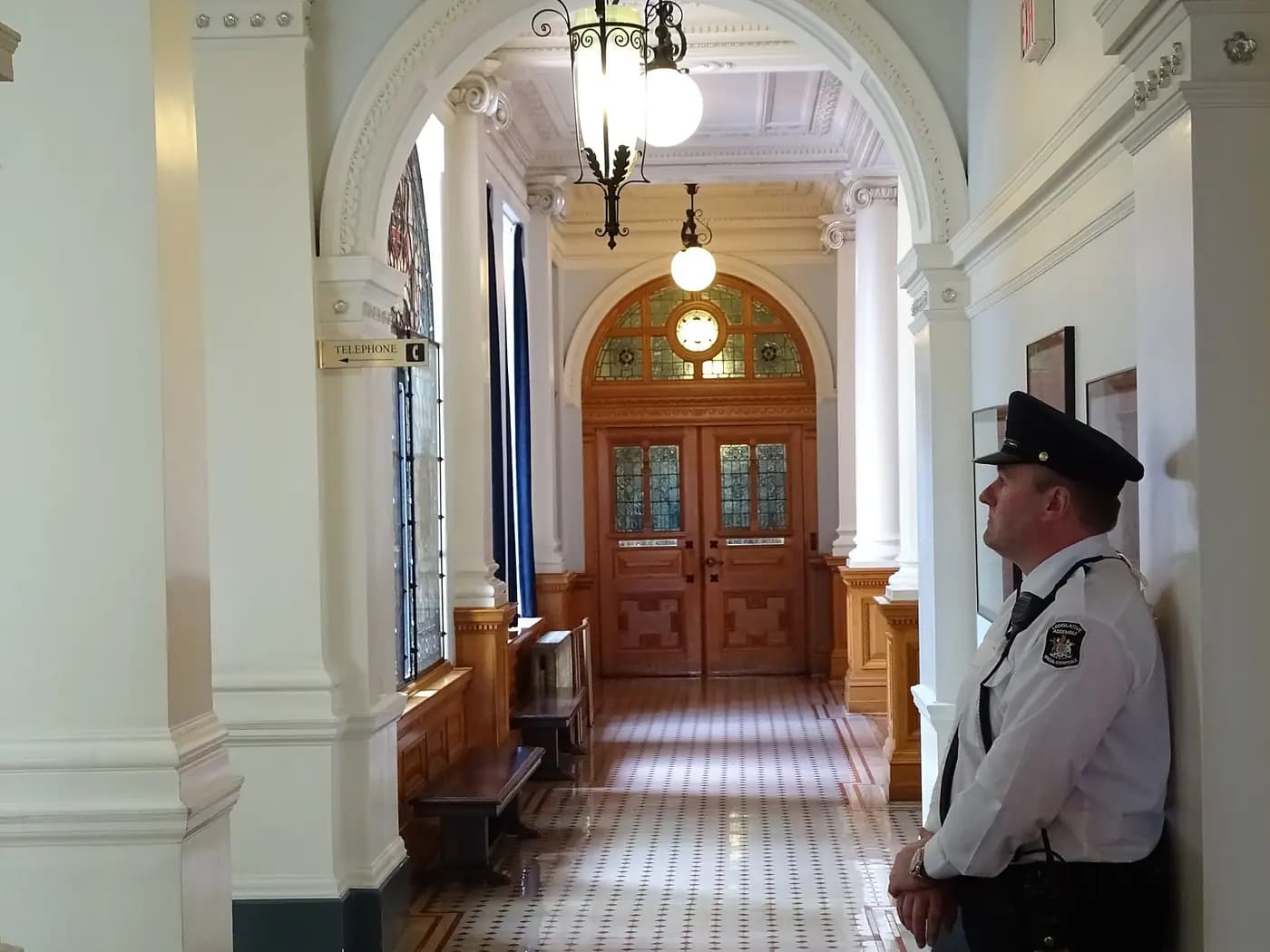 Petugas keamanan berjaga di lobi gedung